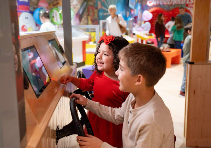 kids-playing-interactive-kiosk-game